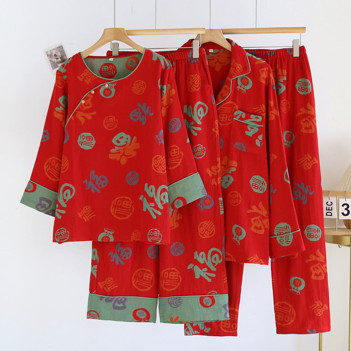Festliches rotes Baumwollgaze-Pyjama-Set für Paare - image 0