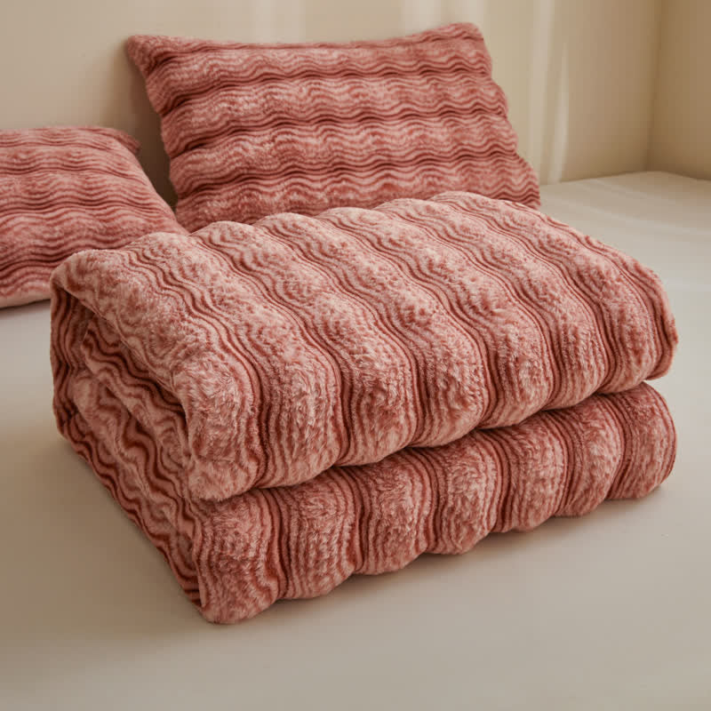 Weiche, flauschige Plüschdecke mit Wellenmuster - image 1