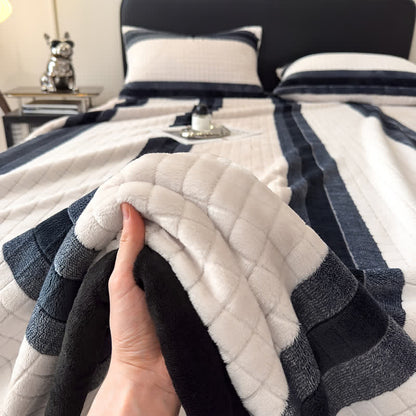 Weiche Kuscheldecke mit geometrischem Karomuster - image 9