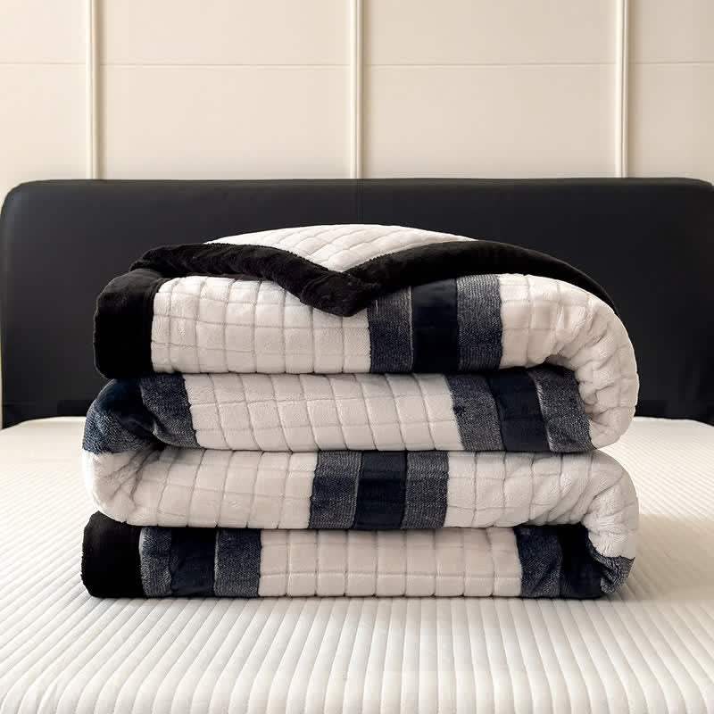 Weiche Kuscheldecke mit geometrischem Karomuster - image 1