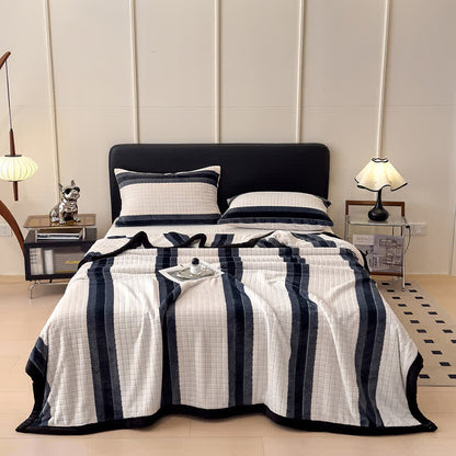Weiche Kuscheldecke mit geometrischem Karomuster - image 6