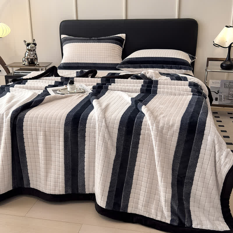 Weiche Kuscheldecke mit geometrischem Karomuster - image 3