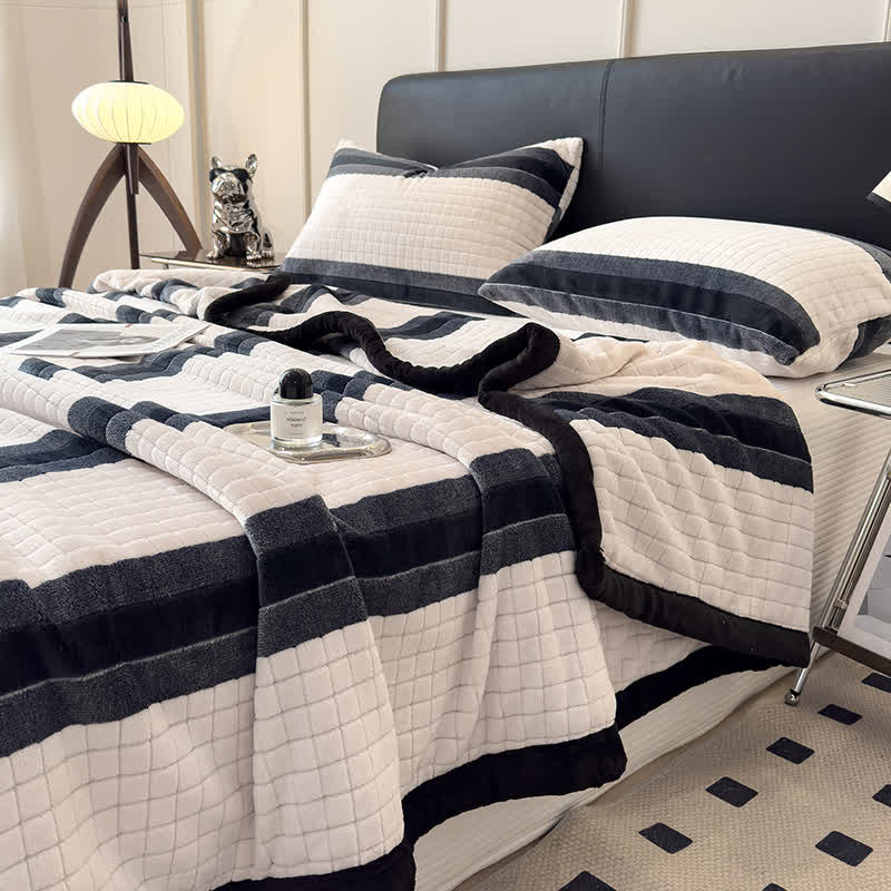 Weiche Kuscheldecke mit geometrischem Karomuster - image 4