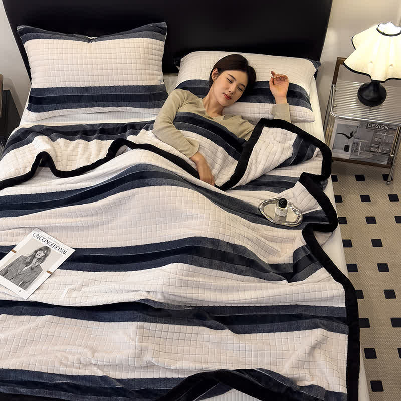Weiche Kuscheldecke mit geometrischem Karomuster - image 5