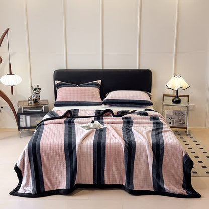 Weiche Kuscheldecke mit geometrischem Karomuster - image 17