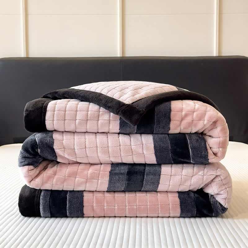 Weiche Kuscheldecke mit geometrischem Karomuster - image 11