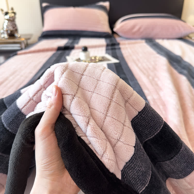 Weiche Kuscheldecke mit geometrischem Karomuster - image 20