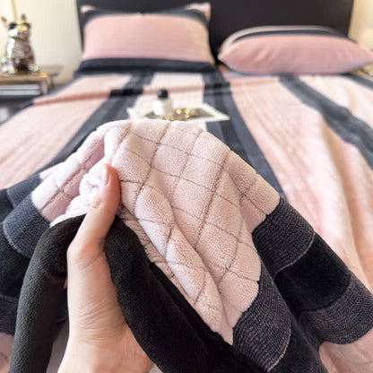 Weiche Kuscheldecke mit geometrischem Karomuster - image 20