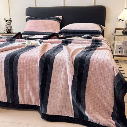 Weiche Kuscheldecke mit geometrischem Karomuster - image 13