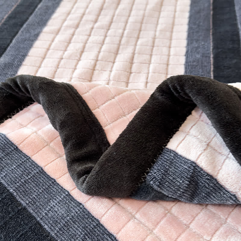 Weiche Kuscheldecke mit geometrischem Karomuster - image 21