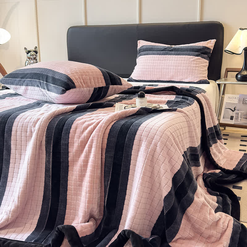 Weiche Kuscheldecke mit geometrischem Karomuster - image 16