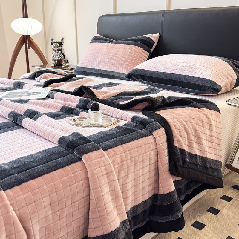 Weiche Kuscheldecke mit geometrischem Karomuster - image 15