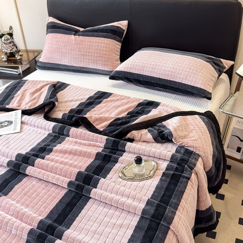 Weiche Kuscheldecke mit geometrischem Karomuster - image 12