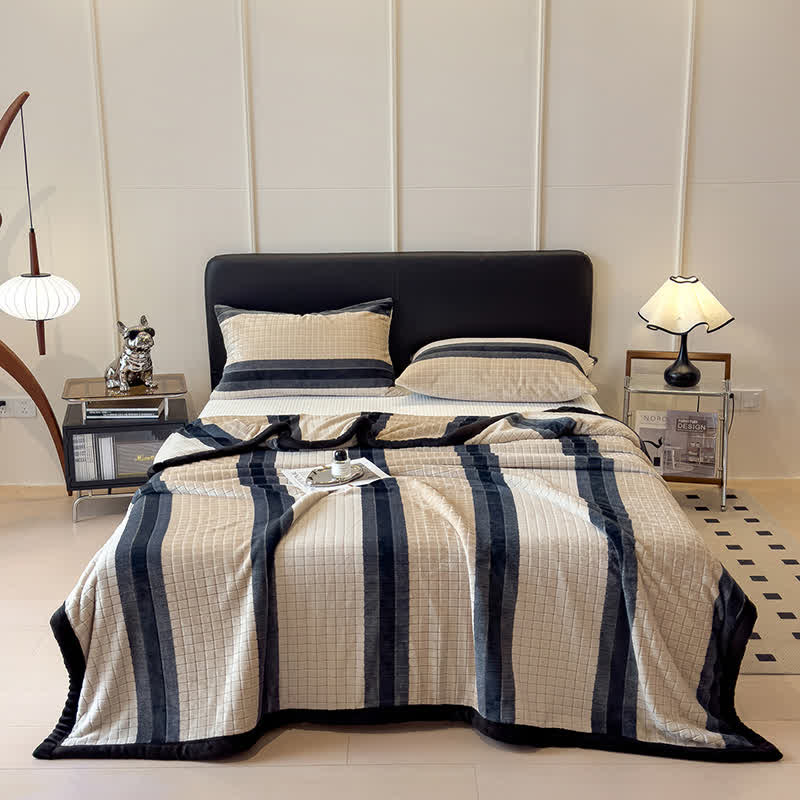 Weiche Kuscheldecke mit geometrischem Karomuster - image 28