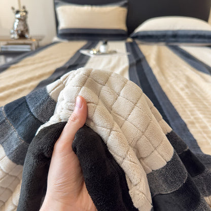 Weiche Kuscheldecke mit geometrischem Karomuster - image 31