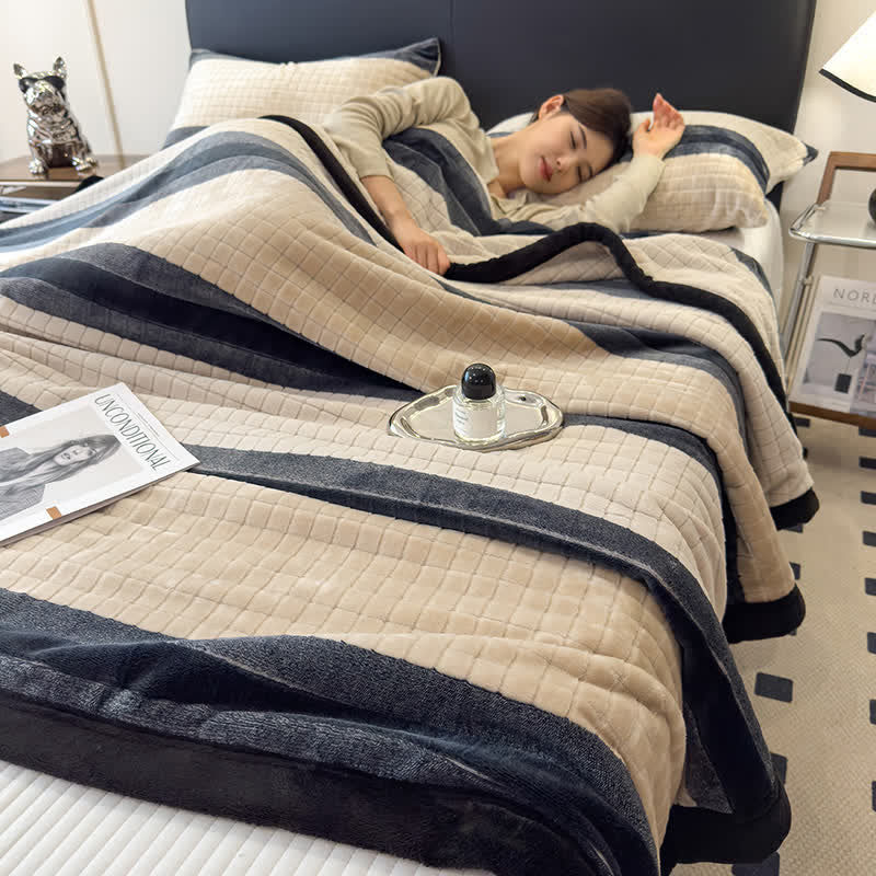 Weiche Kuscheldecke mit geometrischem Karomuster - image 26