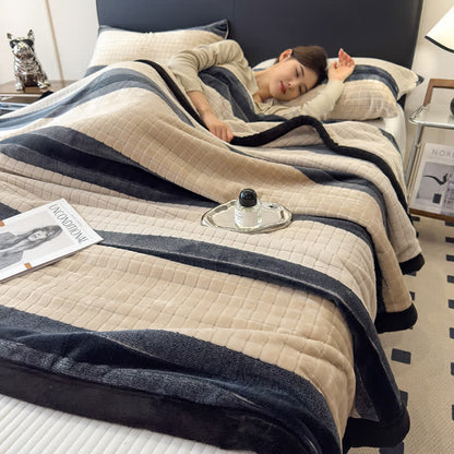 Weiche Kuscheldecke mit geometrischem Karomuster - image 26
