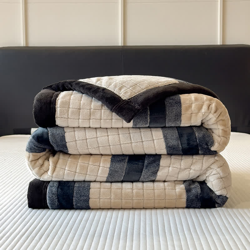 Weiche Kuscheldecke mit geometrischem Karomuster - image 23