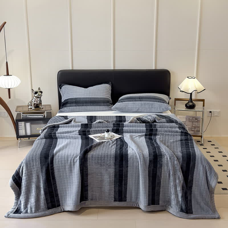 Weiche Kuscheldecke mit geometrischem Karomuster - image 37