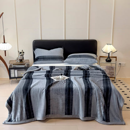 Weiche Kuscheldecke mit geometrischem Karomuster - image 37