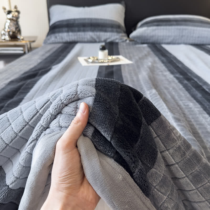 Weiche Kuscheldecke mit geometrischem Karomuster - image 40