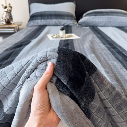 Weiche Kuscheldecke mit geometrischem Karomuster - image 40