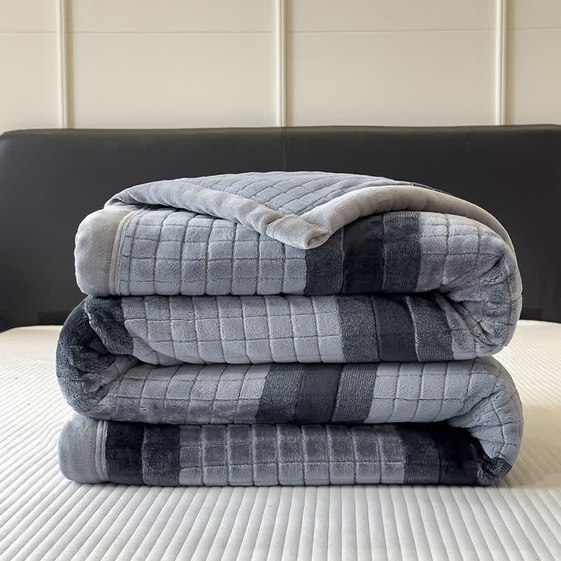 Weiche Kuscheldecke mit geometrischem Karomuster - image 33