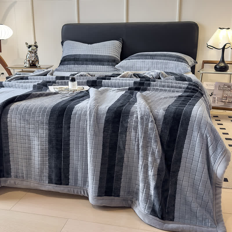 Weiche Kuscheldecke mit geometrischem Karomuster - image 35