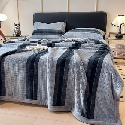Weiche Kuscheldecke mit geometrischem Karomuster - image 35