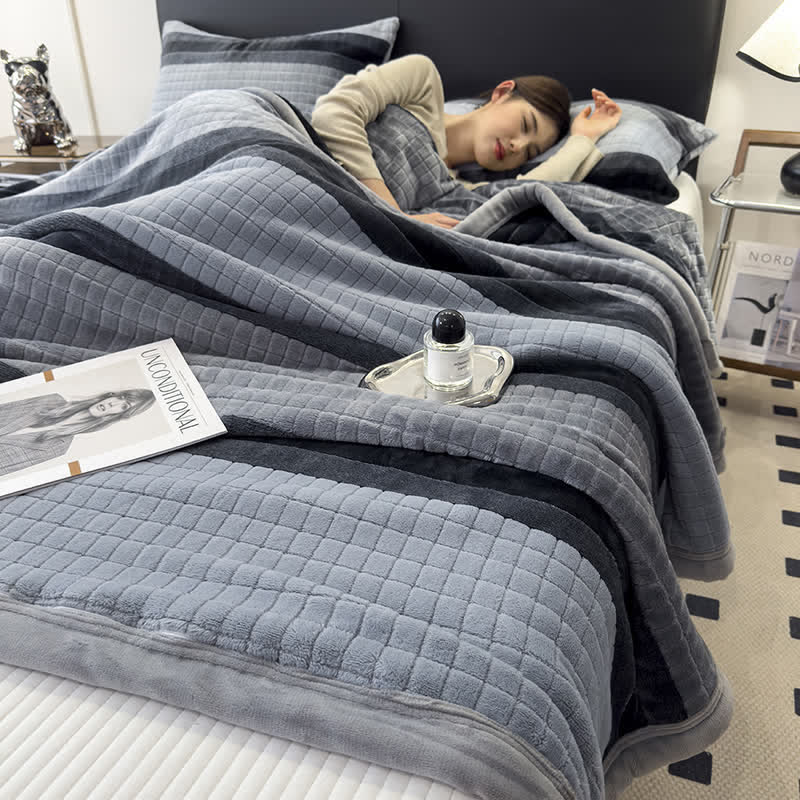 Weiche Kuscheldecke mit geometrischem Karomuster - image 36