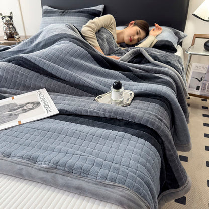 Weiche Kuscheldecke mit geometrischem Karomuster - image 36