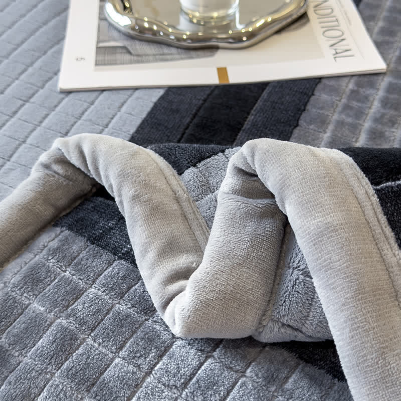 Weiche Kuscheldecke mit geometrischem Karomuster - image 41