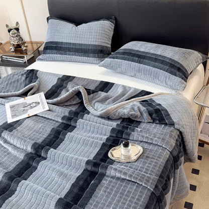 Weiche Kuscheldecke mit geometrischem Karomuster - image 34