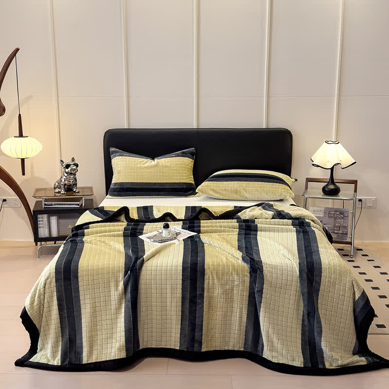 Weiche Kuscheldecke mit geometrischem Karomuster - image 47