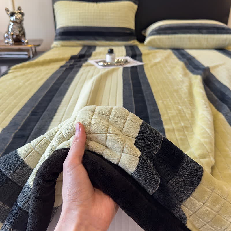 Weiche Kuscheldecke mit geometrischem Karomuster - image 49