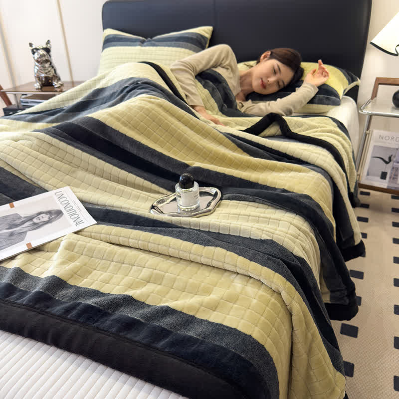 Weiche Kuscheldecke mit geometrischem Karomuster - image 46