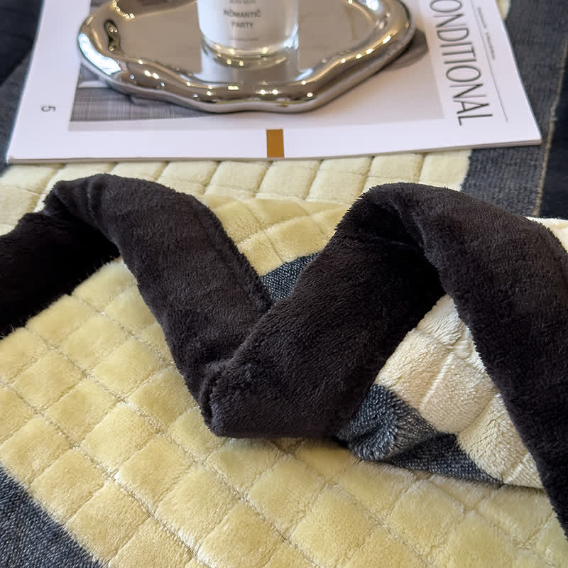 Weiche Kuscheldecke mit geometrischem Karomuster - image 51