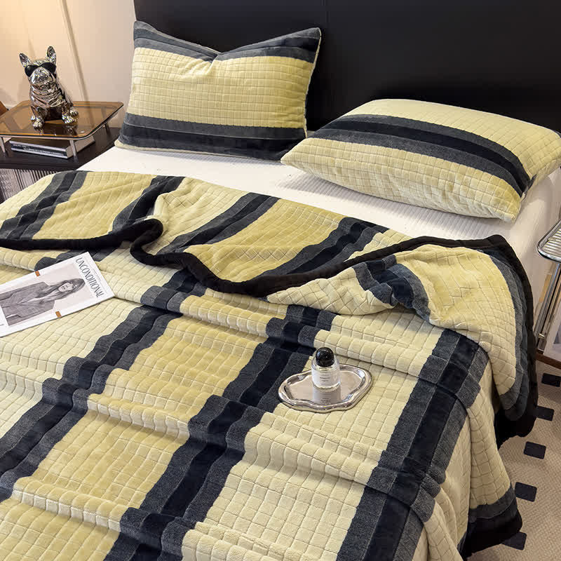 Weiche Kuscheldecke mit geometrischem Karomuster - image 44