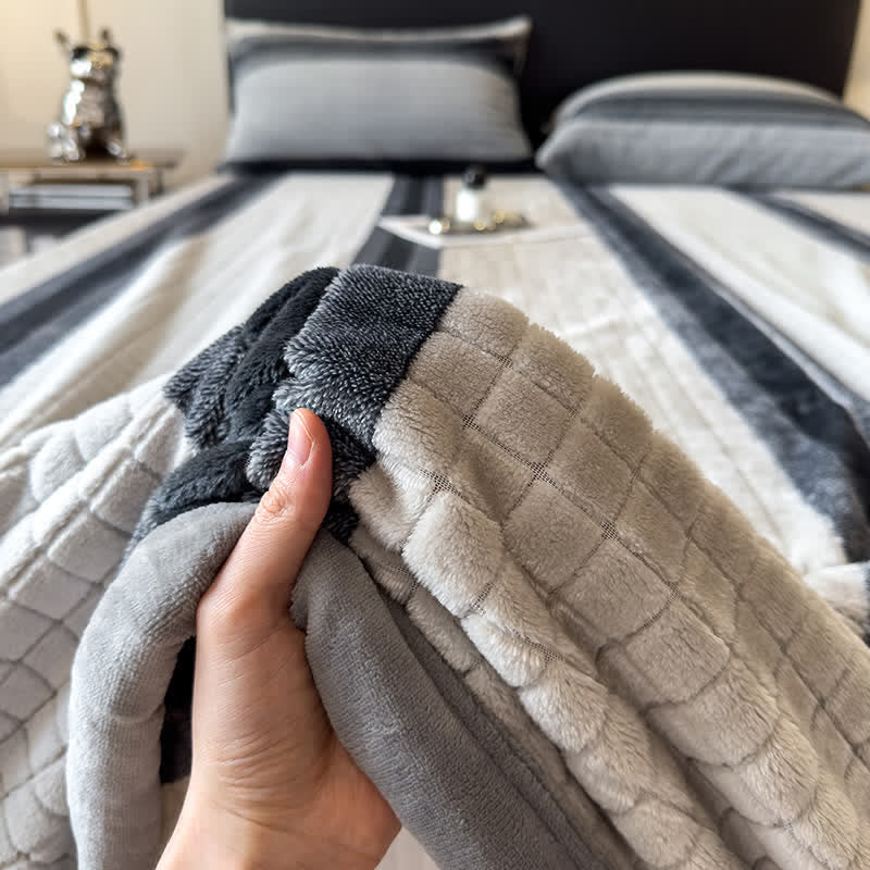 Weiche Kuscheldecke mit geometrischem Karomuster - image 60
