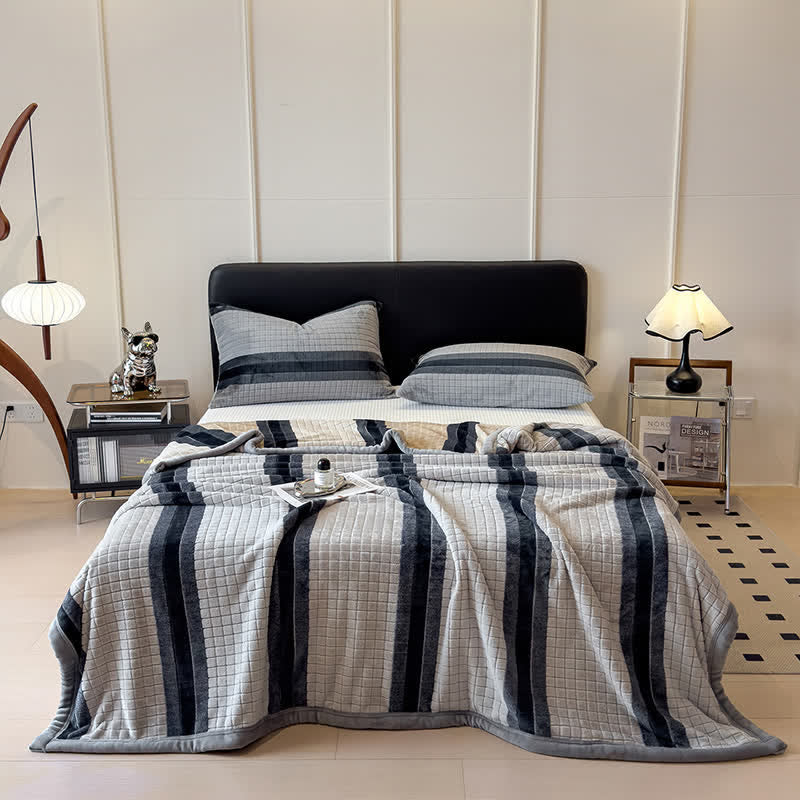 Weiche Kuscheldecke mit geometrischem Karomuster - image 57