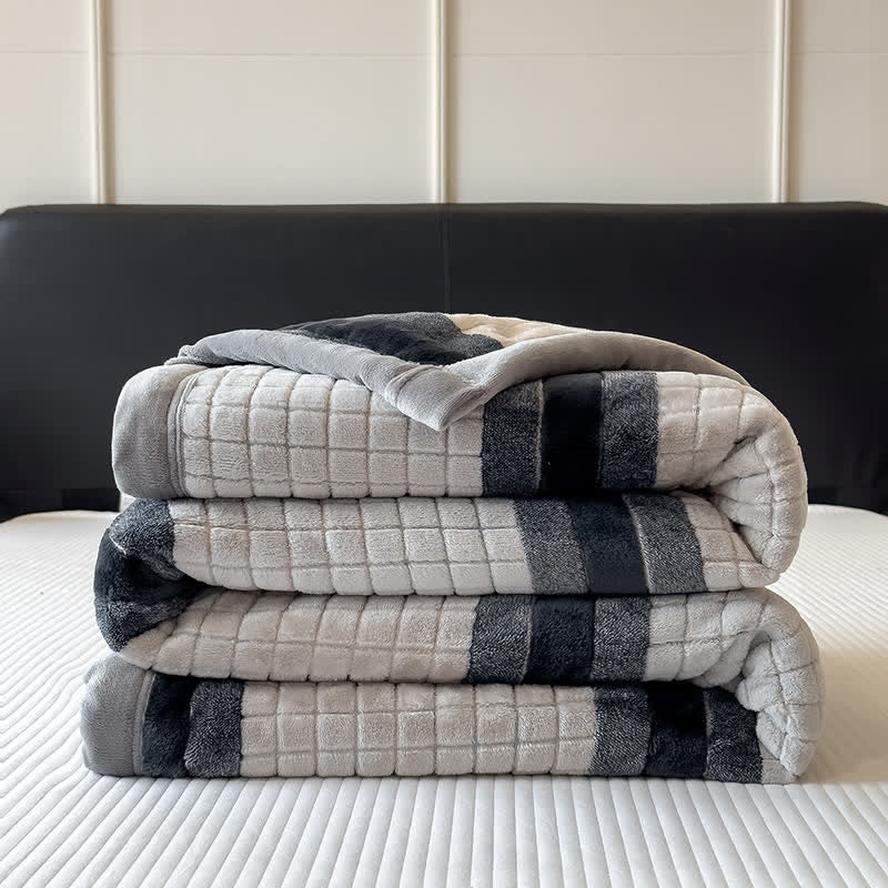 Weiche Kuscheldecke mit geometrischem Karomuster - image 53