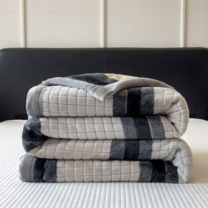 Weiche Kuscheldecke mit geometrischem Karomuster - image 53