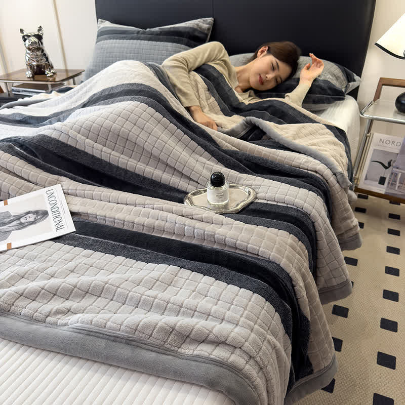 Weiche Kuscheldecke mit geometrischem Karomuster - image 56