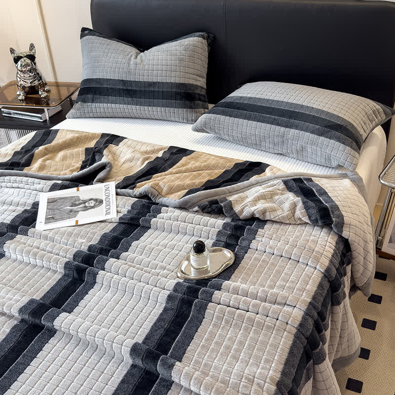 Weiche Kuscheldecke mit geometrischem Karomuster - image 54