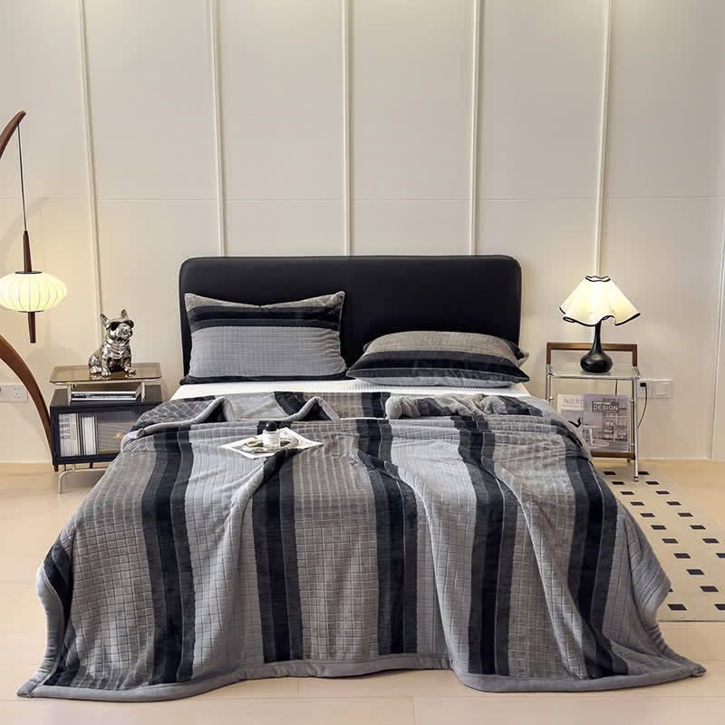 Weiche Kuscheldecke mit geometrischem Karomuster - image 67