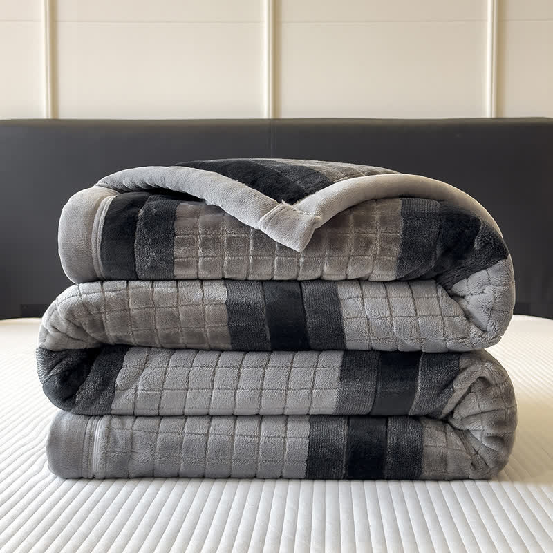 Weiche Kuscheldecke mit geometrischem Karomuster - image 63