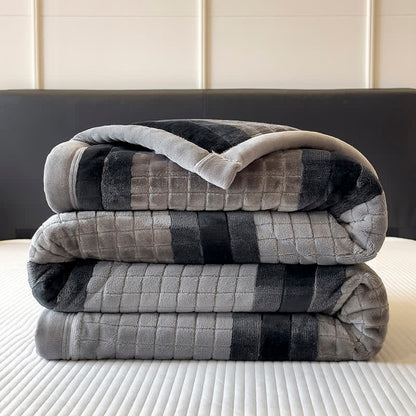 Weiche Kuscheldecke mit geometrischem Karomuster - image 63