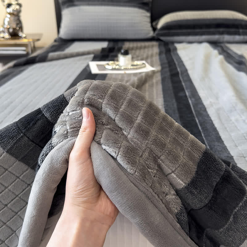 Weiche Kuscheldecke mit geometrischem Karomuster - image 70