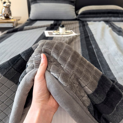 Weiche Kuscheldecke mit geometrischem Karomuster - image 70