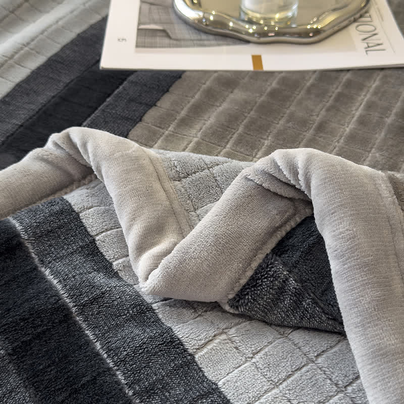Weiche Kuscheldecke mit geometrischem Karomuster - image 71